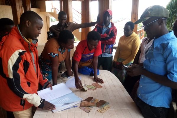 Au Burundi, les gérant.e.s de bornes fontaines s'organisent pour diversifier leurs sources de revenus