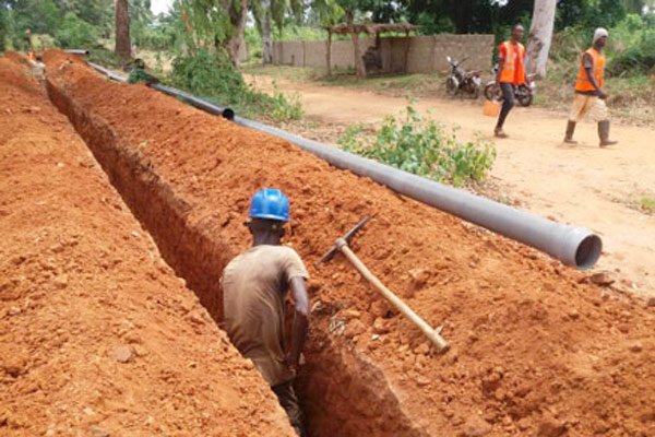 À Aného au Togo : améliorer les performances de réseau pour diminuer la pression sur la ressource en eau et la consommation d'énergie, puis améliorer la couverture par le réseau public
